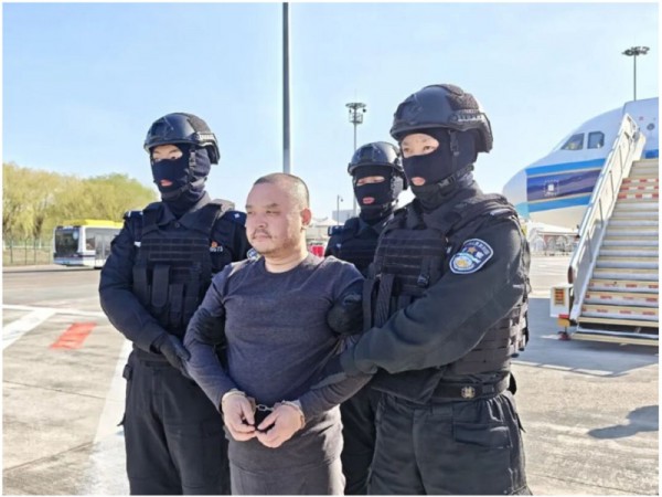 Công an Trung Quốc dẫn độ một trùm lừa đảo từ Campuchia Công an Trung Quốc dẫn độ một trùm lừa đảo từ Campuchia