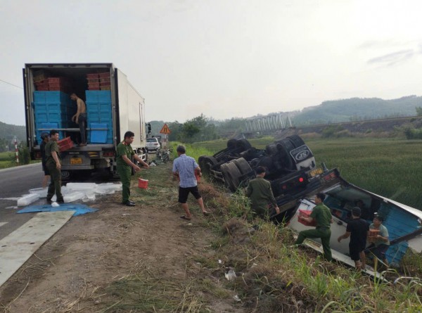 Công an cùng người dân 'giải cứu' 3 tấn tôm sau khi xe tải lật ở Gia Lai