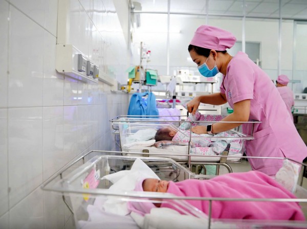 Dự báo dân số Việt Nam giảm mạnh: Người trẻ nói 'phải lo được cho con mới dám sinh' Dự báo dân số Việt Nam giảm mạnh: Người trẻ nói 'phải lo được cho con mới dám sinh'