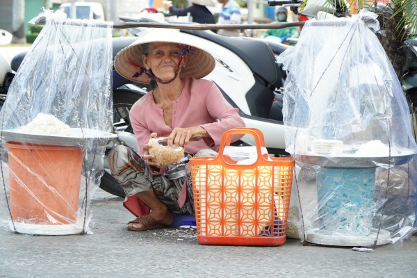 Gánh bánh tráng kẹo mạch nha 40 năm: Bà ngoại bán 10 cái mỗi ngày vẫn không nỡ nghỉ