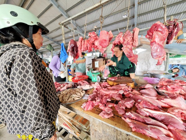 Giá heo hơi hôm nay 17.4.2026: Đồng loạt chững lại