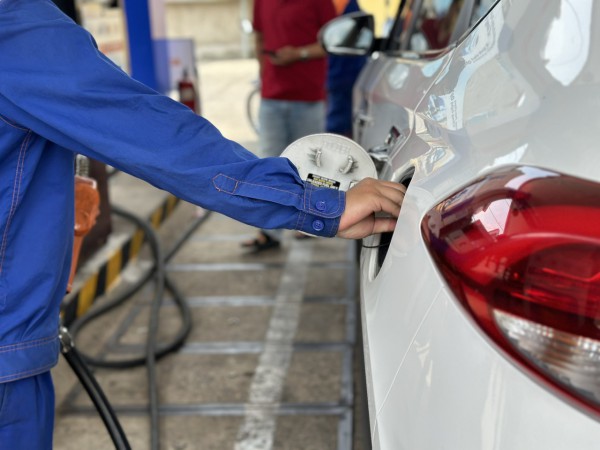 Giá xăng dầu hôm nay 17.4.2026: Đà tăng giá dầu thô chững lại