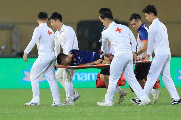 HLV Polking vẫn cẩn trọng tuyệt đối, Quang Hải bị lật cổ chân nhưng thật may là… HLV Polking vẫn cẩn trọng tuyệt đối, Quang Hải bị lật cổ chân nhưng thật may là…