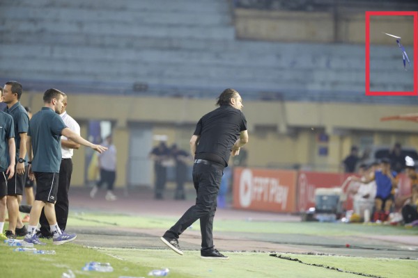 HLV Popov sẽ bị phạt nguội với mức nặng vì lỗi phản ứng, VPF đề nghị VFF vào cuộc khẩn