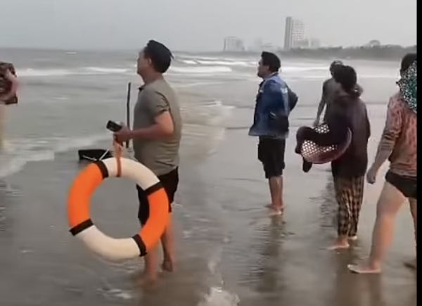 Hai anh em sinh đôi bị sóng cuốn trôi trên biển Cửa Lò Hai anh em sinh đôi bị sóng cuốn trôi trên biển Cửa Lò