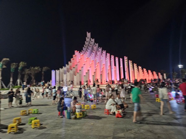 Hàng rong tái diễn, loa kẹo kéo 'tấn công' công viên Bãi Sau Vũng Tàu