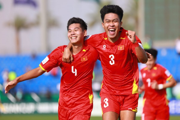 Hậu vệ trẻ ở đội tuyển Việt Nam: Kiên trì để lọt vào 'mắt xanh' thầy Kim