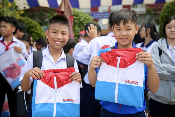 Hoàng Đức thông qua 'Áo ấm đến trường' tiếp sức học sinh nghèo hiếu học Hoàng Đức thông qua 'Áo ấm đến trường' tiếp sức học sinh nghèo hiếu học