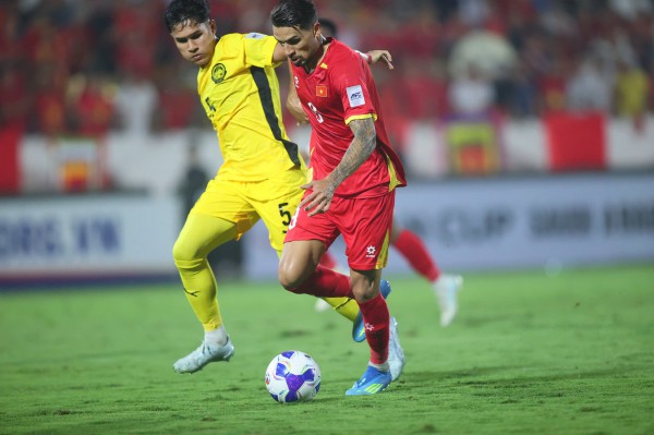 Hoàng Hên nói cực tiếng Việt cực mượt sau trận thắng Malaysia: ‘Không cần nói cũng biết Son chạy ở đâu’