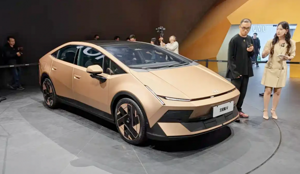 Hyundai trình làng sedan điện dáng lạ, màn hình nội thất 4K cỡ lớn