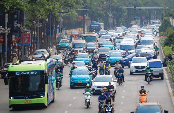 Khi nào nên tăng thuế, phí xe điện?