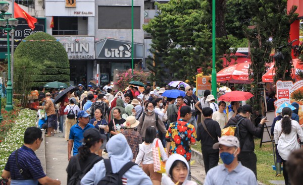 Lễ hội bánh mì ngay trung tâm TP.HCM ngày đầu: Ùn ùn người đổ về giữa trưa