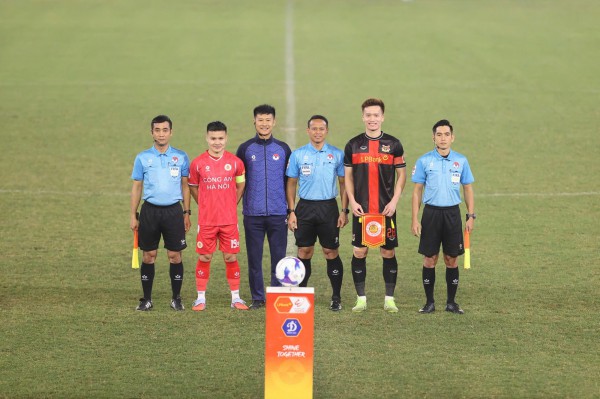 Lộ diện 2 trọng tài Malaysia thổi 2 trận cực nóng V-League, xuất hiện nhân tố ‘lạ’