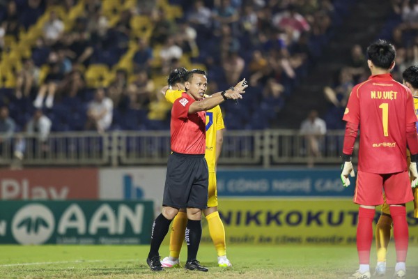 Lộ diện 2 trọng tài Malaysia thổi 2 trận cực nóng V-League, xuất hiện nhân tố ‘lạ’