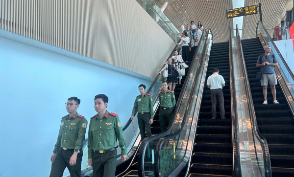 Lực lượng an ninh tỏa khắp sân bay Tân Sơn Nhất trong ngày cao điểm đầu tiên