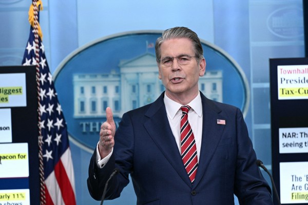 Mỹ sẽ dừng cho phép các nước mua dầu của Nga trên biển