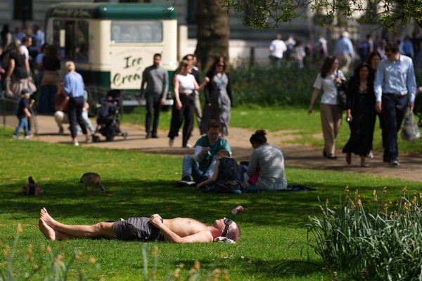 Nắng nóng bất thường, thế giới đối mặt khí hậu 'lệch chuẩn'