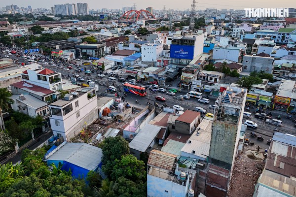 Người dân TP.HCM dỡ nhà, nhường đất mở rộng quốc lộ 13