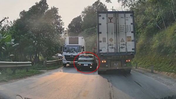 Ô tô con bị 'kẹp thịt' vì vượt ẩu trên đèo