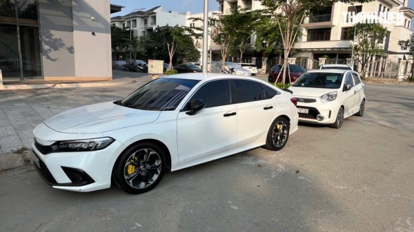 Ô tô đỗ dưới trời nắng gắt ảnh hưởng thế nào đến nội thất xe?