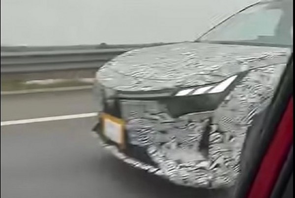 Ô tô mới của VinFast lộ diện trên đường thử, sắp trình làng Việt Nam