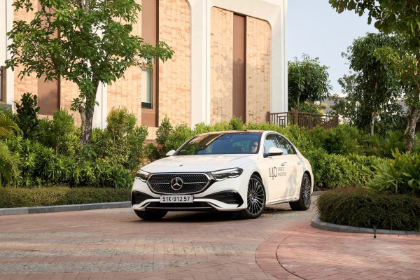 'Ôm' vô-lăng Mercedes E300 AMG vòng quay đảo Ngọc: Điều gì giá trị hơn chất sang?