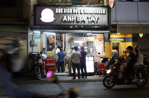 Ông Tây bán xúc xích Đức nổi tiếng một thời ở TP.HCM giờ ra sao?