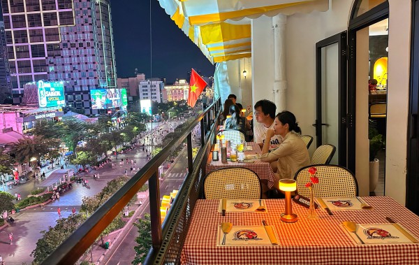 Ông Tây mở nhà hàng Việt 'view triệu đô' ở TP.HCM, 95% khách là người nước ngoài