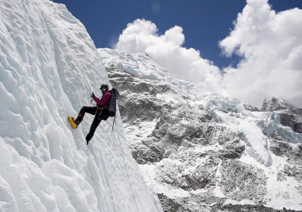 Phanh phui đường dây 'đầu độc' du khách leo núi Everest, trục lợi bảo hiểm