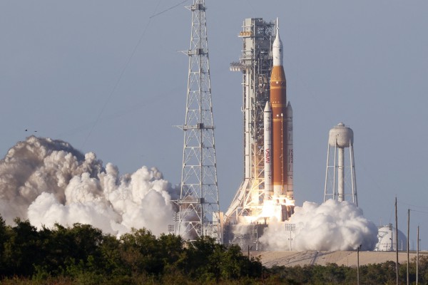 Phi hành gia NASA khởi hành lên mặt trăng Phi hành gia NASA khởi hành lên mặt trăng