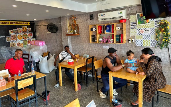 Quán ăn bán món Nigeria ở TP.HCM, khách châu Phi 'theo' suốt gần 20 năm
