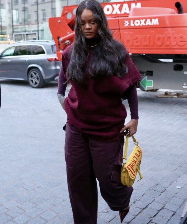 Rihanna gây ấn tượng với phong cách 