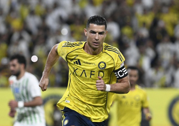 Ronaldo lập cú đúp ngày trở lại, gần chạm kỷ lục bàn thắng: Tiếp tục bỏ xa Messi