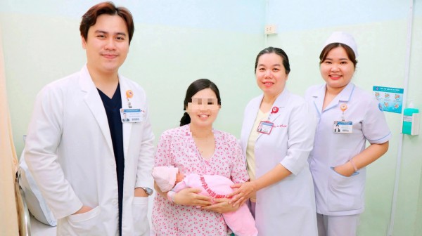 Sản phụ 35 tuần trải qua 4 lần mổ, vừa bắt con vừa bóc u xơ khủng