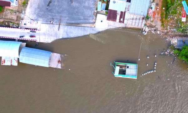 Sạt lở liên tiếp tại Cà Mau, đường sá và nhà cửa người dân nằm dưới sông