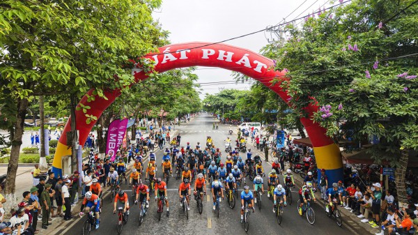 Sôi động cuộc đua xe đạp quanh Thành cổ