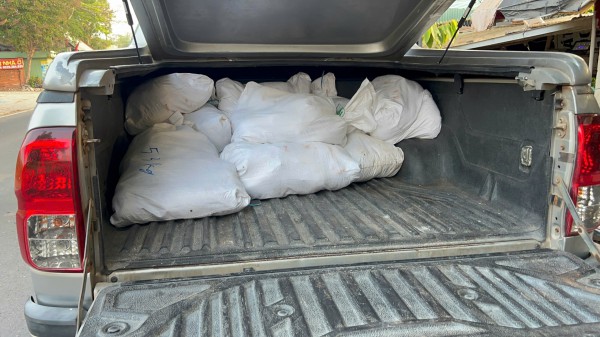 TP.HCM: Chặn xe bán tải, phát hiện 277 kg gà thối đưa đi tiêu thụ