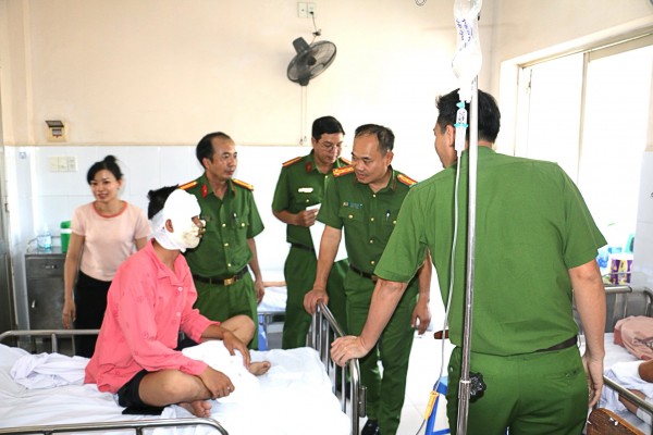 TP.HCM: Nổ thùng hóa chất khi chữa cháy, 2 chiến sĩ bị bỏng