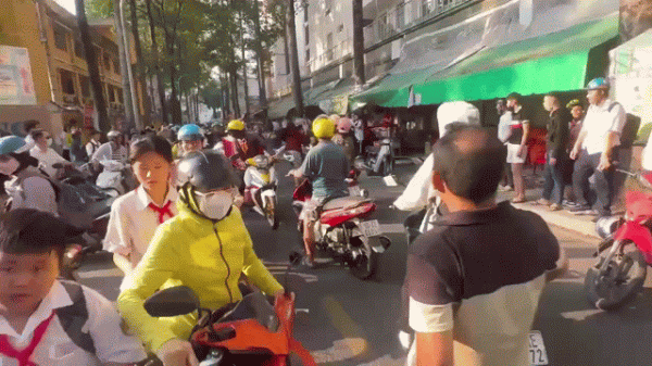 TP.HCM: Xác minh nhóm người dùng ghế, đá hỗn chiến trước cổng trường giờ tan học