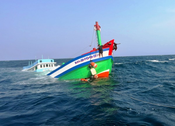 Tàu cá chìm cách bờ biển Đà Nẵng 4 hải lý, biên phòng ứng cứu thành công Tàu cá chìm cách bờ biển Đà Nẵng 4 hải lý, biên phòng ứng cứu thành công