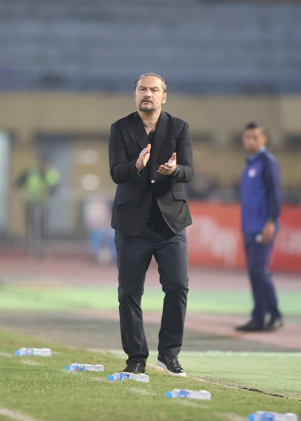 Thể Công Viettel hòa nghẹt thở SLNA trên sân Vinh, níu kéo cơ hội đua vô địch V-League