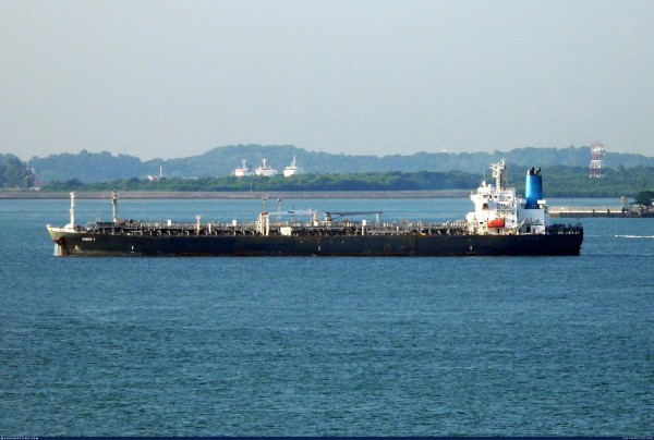 Thêm tàu dầu trúng tên lửa, Iran tập kích các mục tiêu tại vùng Vịnh