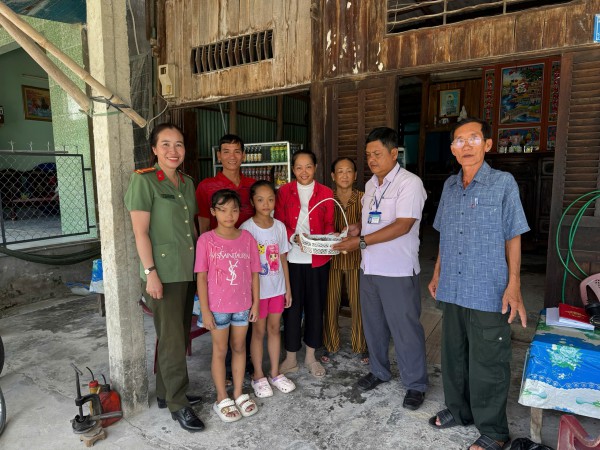 Tông trúng hai rái cá, thanh niên Cà Mau giao nộp cơ quan công an Tông trúng hai rái cá, thanh niên Cà Mau giao nộp cơ quan công an