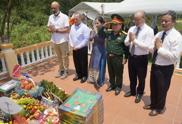 Tưởng niệm 25 năm vụ tai nạn trực thăng làm 16 người hy sinh tại Quảng Trị Tưởng niệm 25 năm vụ tai nạn trực thăng làm 16 người hy sinh tại Quảng Trị