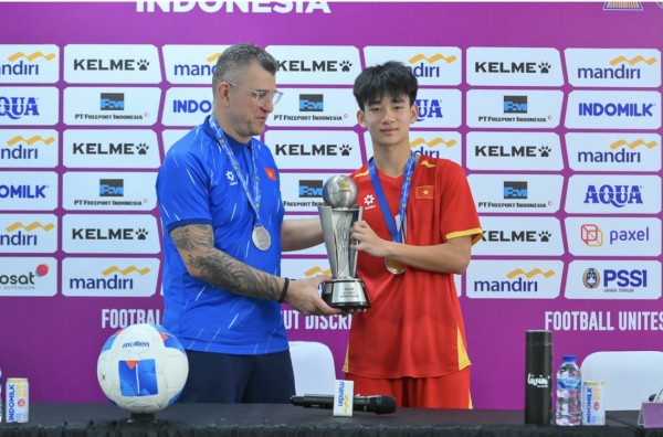 Văn Dương cầu thủ xuất sắc nhất trận chung kết tri ân nhân vật đặc biệt, đó là