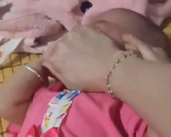 Vụ cháu bé bị bạo hành bóp chặt mặt: Mẹ gửi clip để trêu tức 'chồng hờ'