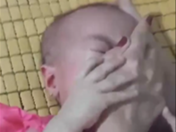 Xác minh clip cháu bé nghi bị bạo hành, người lớn nhiều lần bóp chặt khuôn mặt