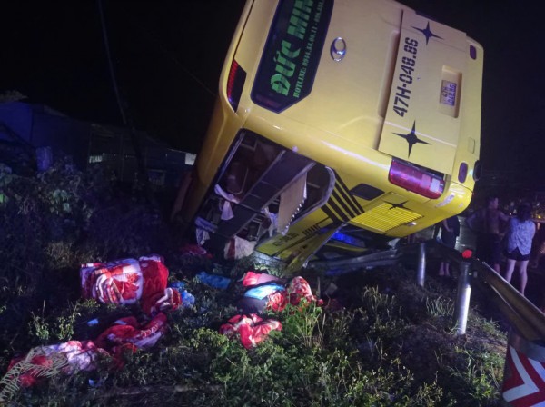 Xe khách lao xuống mương lúc mưa lớn, 9 người thoát nạn trong gang tấc Xe khách lao xuống mương lúc mưa lớn, 9 người thoát nạn trong gang tấc