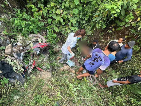 Xe máy lao xuống vực, nửa ngày mới phát hiện, vợ tử vong, chồng bị thương Xe máy lao xuống vực, nửa ngày mới phát hiện, vợ tử vong, chồng bị thương