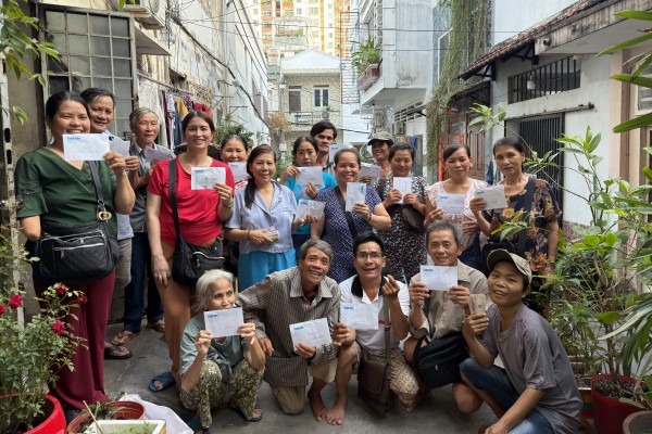 'Xóm vé số xứ Nẫu' ở TP.HCM: Nhận gần 100 triệu đồng, nhiều người bật khóc